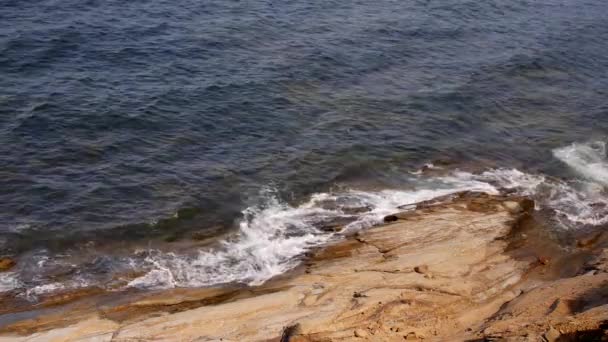 Olas chocan en hermoso océano rocoso — Vídeos de Stock