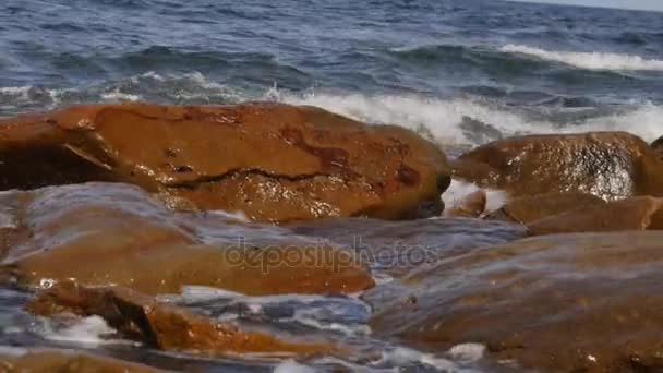 在美丽的海洋岩石上的浪花 — 图库视频影像