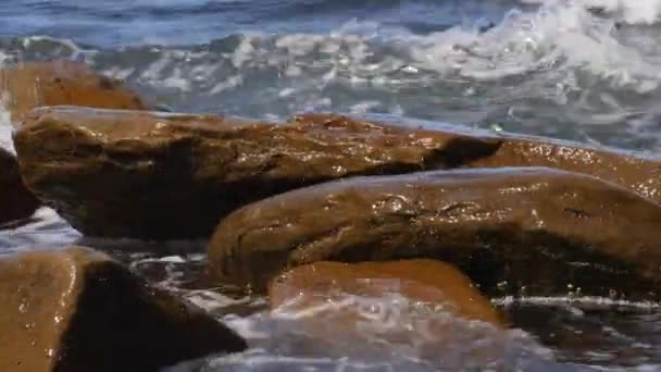 Waves crash on beautiful rocky ocean — Stock Video