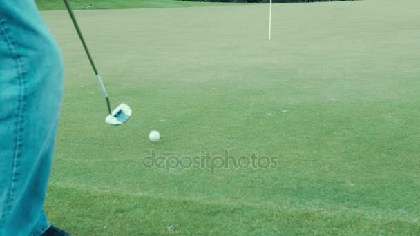 Mensen spelen een spelletje golf op een golfbaan — Stockvideo