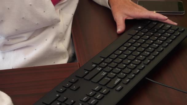 Γραμματέας πληκτρολόγηση σε ένα πληκτρολόγιο και χρησιμοποιώντας ένα ποντίκι υπολογιστή — Αρχείο Βίντεο