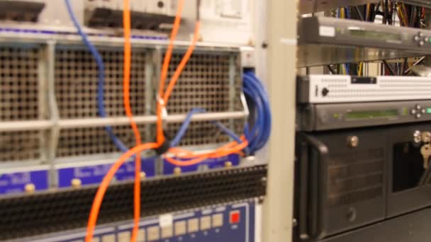 Серверы внутри волоконно-оптической телекоммуникационной комнаты — стоковое видео
