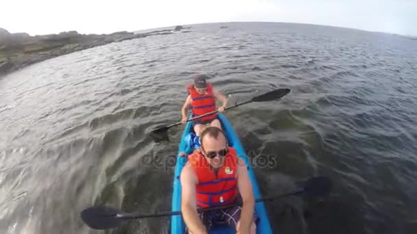 Skott av en familj på havskajak på havet — Stockvideo