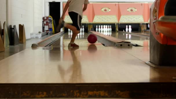 Meninos bowling em uma pista de bowling — Vídeo de Stock