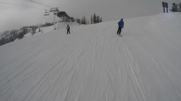 Skiërs skiën snel in een berg heuvel — Stockvideo