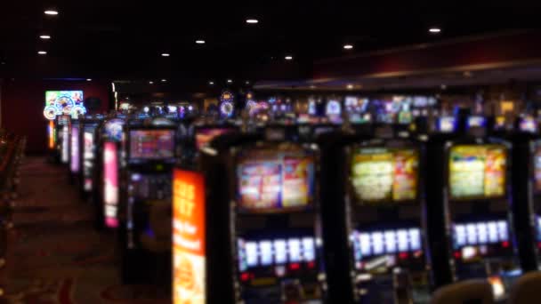 Máquinas tragamonedas en un casino — Vídeos de Stock