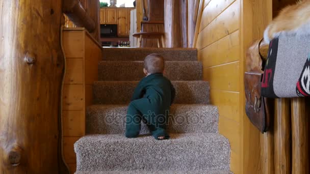 Dítě cestující do schodů — Stock video