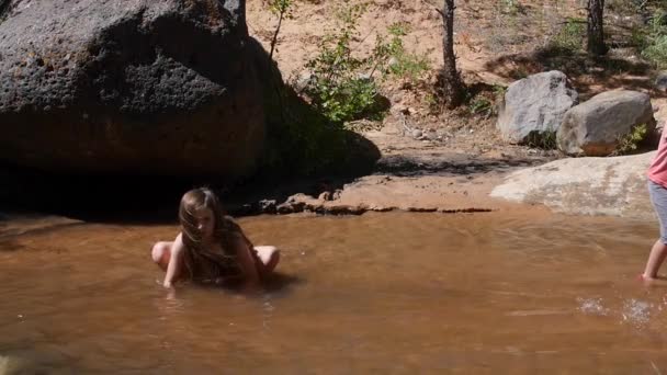 Meisje spelen in woestijn stream — Stockvideo