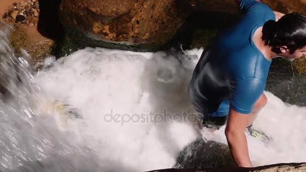 Uomo che gioca in un canyon a cascata — Video Stock