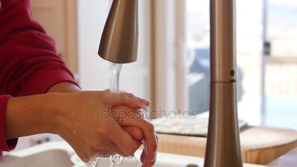 Femme se lave les mains dans l'évier de cuisine — Video