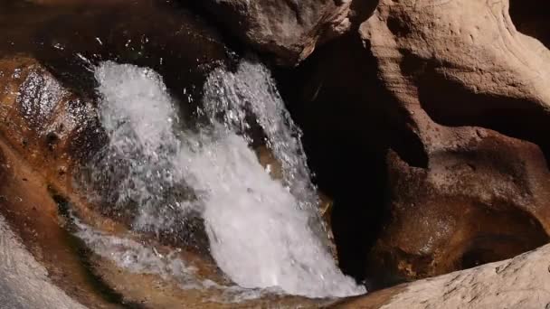Cool vattenfall i slot canyon — Stockvideo