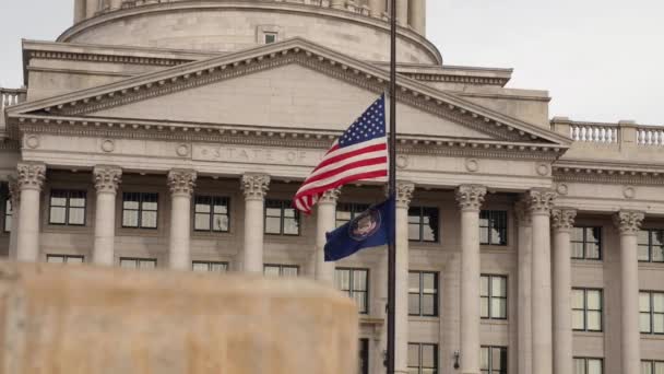 Vlaggen bij Utah State Capitol Building — Stockvideo