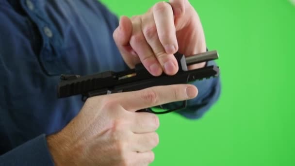 Man loading bullet into his 22 pistol — Stock Video