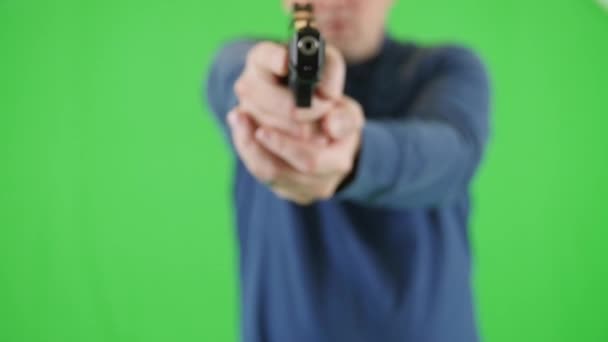 Uomo caricamento proiettile nella sua pistola 22 — Video Stock