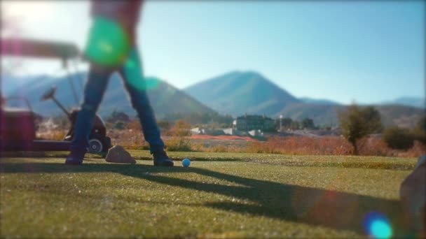Menschen spielen eine Runde Golf auf einem Golfplatz — Stockvideo