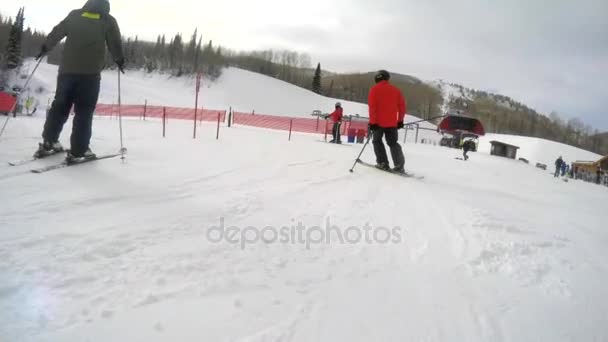 Hombre esquiando en la línea de elevación — Vídeo de stock