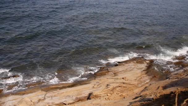 Olas agitadas del océano cayendo en la orilla — Vídeos de Stock