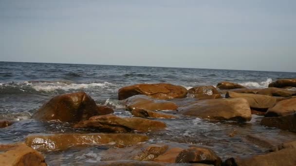 Olas en una cala rocosa del océano frente a la costa — Vídeos de Stock