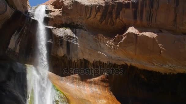 Dolnym cielę creek falls w pustyni — Wideo stockowe