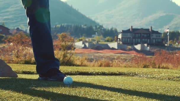 Люди играют в гольф на поле для гольфа — стоковое видео