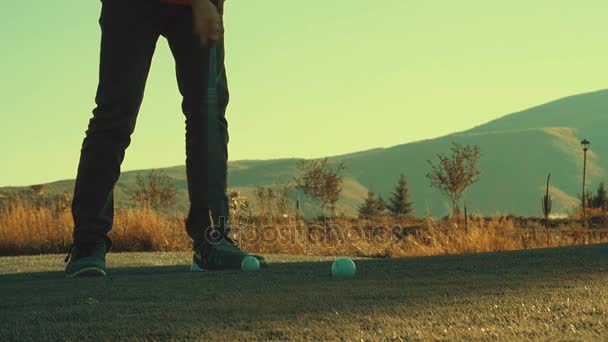 Mensen spelen een spelletje golf op een golfbaan — Stockvideo