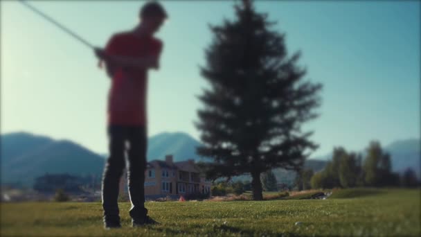 Les gens qui jouent à un jeu de golf sur un terrain de golf — Video