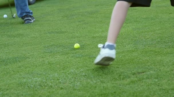 Mensen spelen een spelletje golf op een golfbaan — Stockvideo