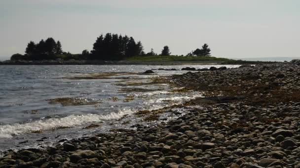 Спокійні хвилі на красивій береговій лінії — стокове відео
