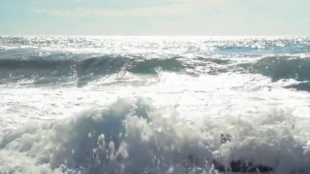 Vagues agitées tombant sur le rivage océanique — Video