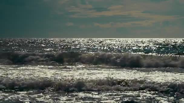 Bir kıyıda akşamları çökmesini dalgalar — Stok video