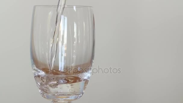 Derramando um copo de água clara de um jarro — Vídeo de Stock