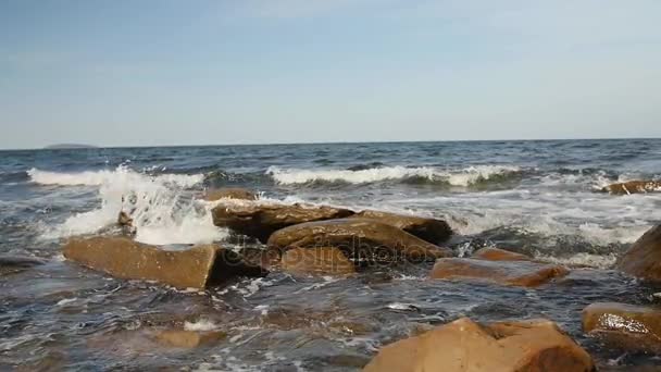 Onde su una baia rocciosa al largo della costa — Video Stock