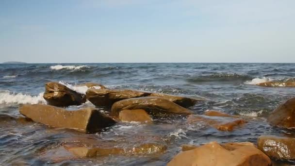 Olas en una cala rocosa del océano frente a la costa — Vídeos de Stock