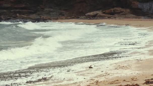 Великолепный пляж и грубая вода океана — стоковое видео