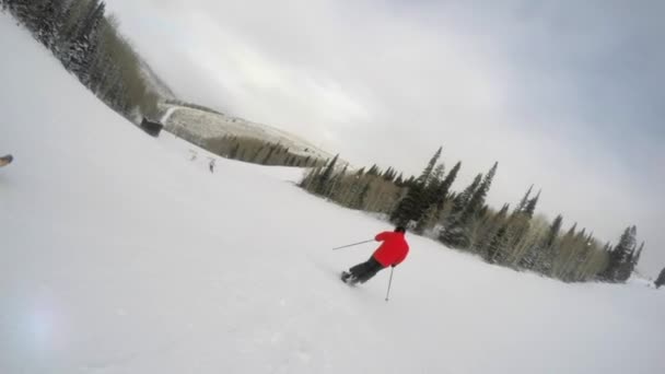 Man skiën snel naar beneden de heuvel van de berg — Stockvideo