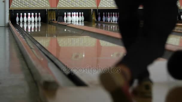 Bola golpeando los bolos — Vídeo de stock