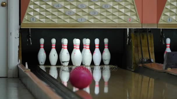 Bal raken de bowling pinnen — Stockvideo