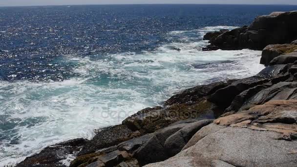 岩石的花岗岩海洋海岸线 — 图库视频影像