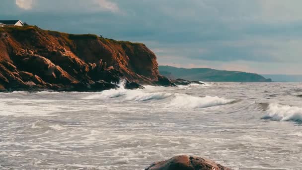 Golven vallen op oceaan cliff kustlijn — Stockvideo