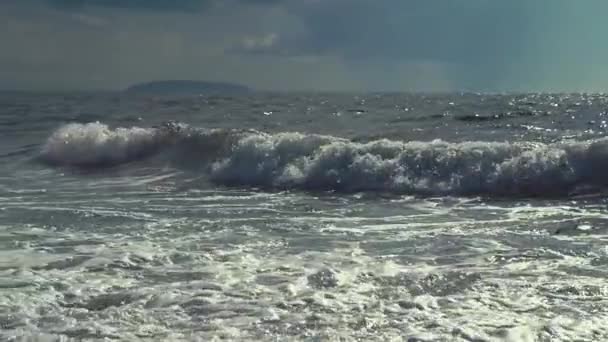 Vågor som faller på en strand på kvällen — Stockvideo