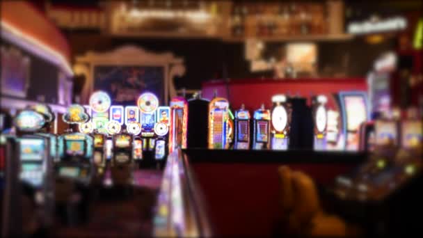 Lidé her v kasinu v noci — Stock video