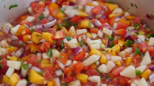 Ανακατεύοντας σπιτικό ροδάκινο salsa στην κουζίνα — Αρχείο Βίντεο