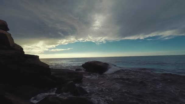 Vlny oceánu na skalnaté pobřeží — Stock video