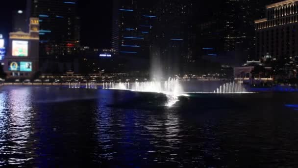 Ukázat fontána u hotelu Bellagio v noci — Stock video