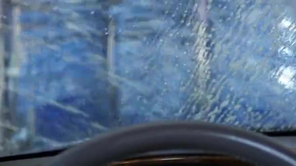 L'intérieur de la voiture comme il est nettoyé dans un lavage de voiture — Video