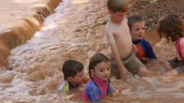 Les enfants jouent dans la rivière du désert — Video