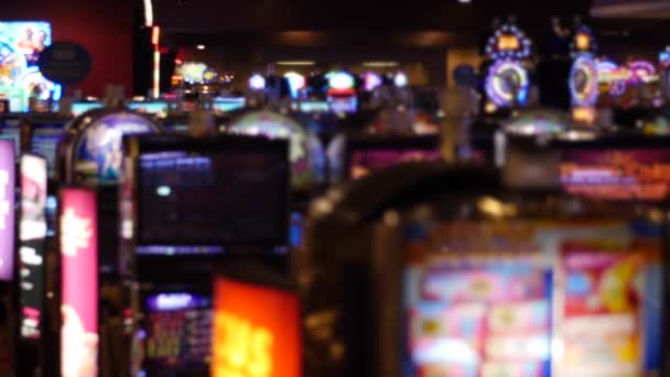 Focus lichten uit een speelautomaat in een casino — Stockvideo