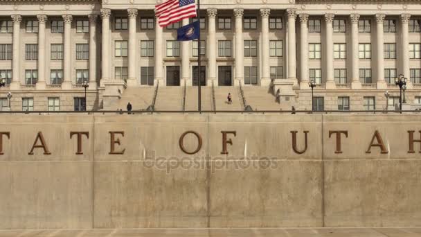 Vlaggen bij Utah State Capitol Building — Stockvideo