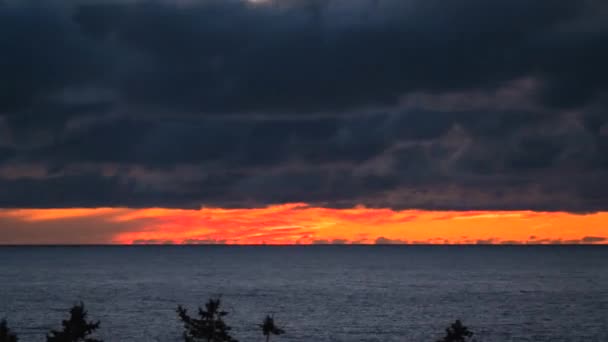 Oceaan zonsondergang boven de kalme zee — Stockvideo