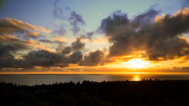 Puesta de sol del océano sobre el mar tranquilo — Vídeos de Stock